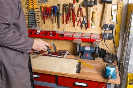 Person arbeitet an Werkbank